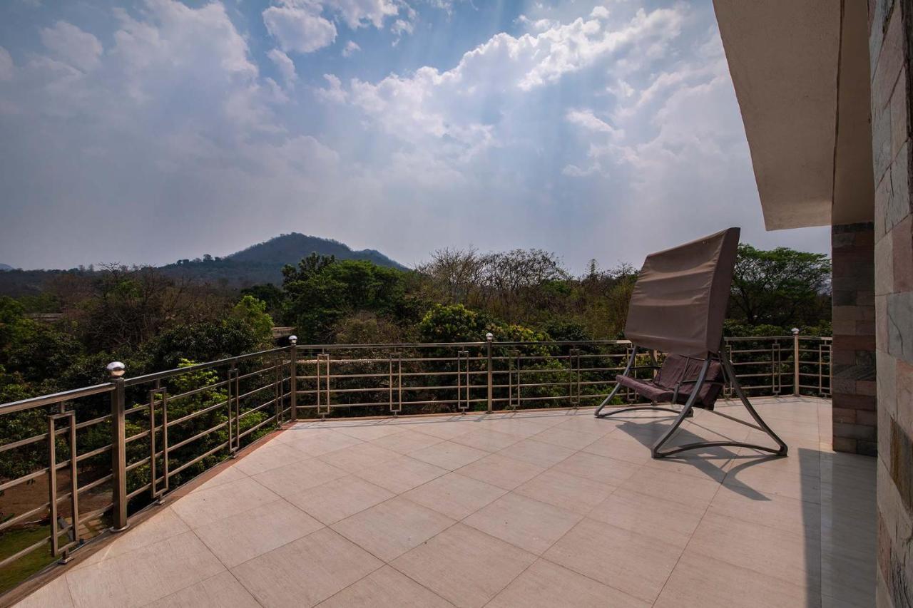 Aqua & Sage By Stayvista - Riverside Villa With Pool & Terrace 卡尔贾特 外观 照片