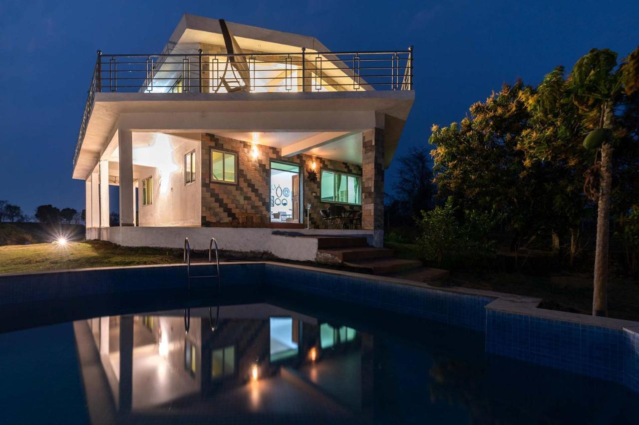 Aqua & Sage By Stayvista - Riverside Villa With Pool & Terrace 卡尔贾特 外观 照片