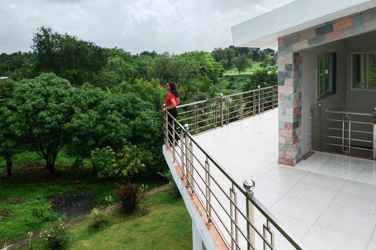Aqua & Sage By Stayvista - Riverside Villa With Pool & Terrace 卡尔贾特 外观 照片
